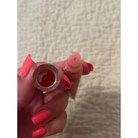 RARE BATH & BODY WORKS LIPLICIOUS TASTY LIP COLOR CUPCAKES STRAWBERRY - Picture 3 of 3